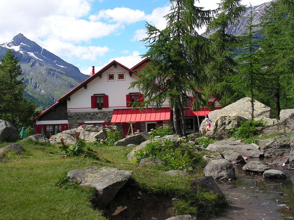 Rifugio Gerli Porro - Foto Wikimedia Commons @Snowdog