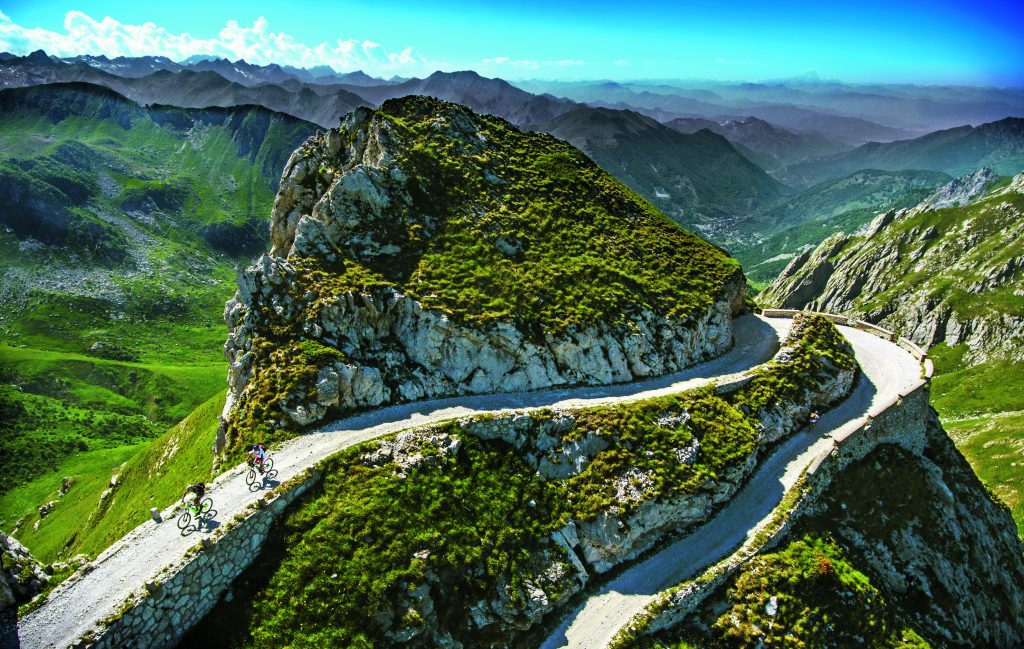 Il tornante della Boaria lungo l’Alta Via del Sale Limone/Monesi: lasciato il Forte Alto, il Forte Centrale e le Caserme,
si pedala verso levante e presto si raggiunge il varco di ingresso a pedaggio della Cabanaira, in corrispondenza di una sciovia.
Poco dopo si valica il Colletto Campanin con bei tornanti murati. Si continua con lievi saliscendi sul versante piemontese, e prima del Colle della Boaria si incontra lo spettacolare ed esposto tornante intagliato nella roccia, detto anche Zabriskie Point. Foto ROBERTO CROCI - ARCHIVIO ATL DEL CUNEESE