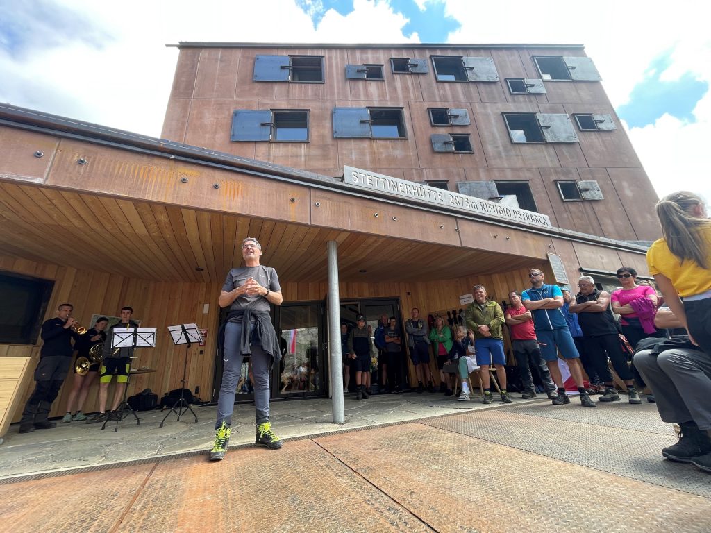 Il presidente della Provincia Kompatscher davanti al nuovo rifugio Petrarca all