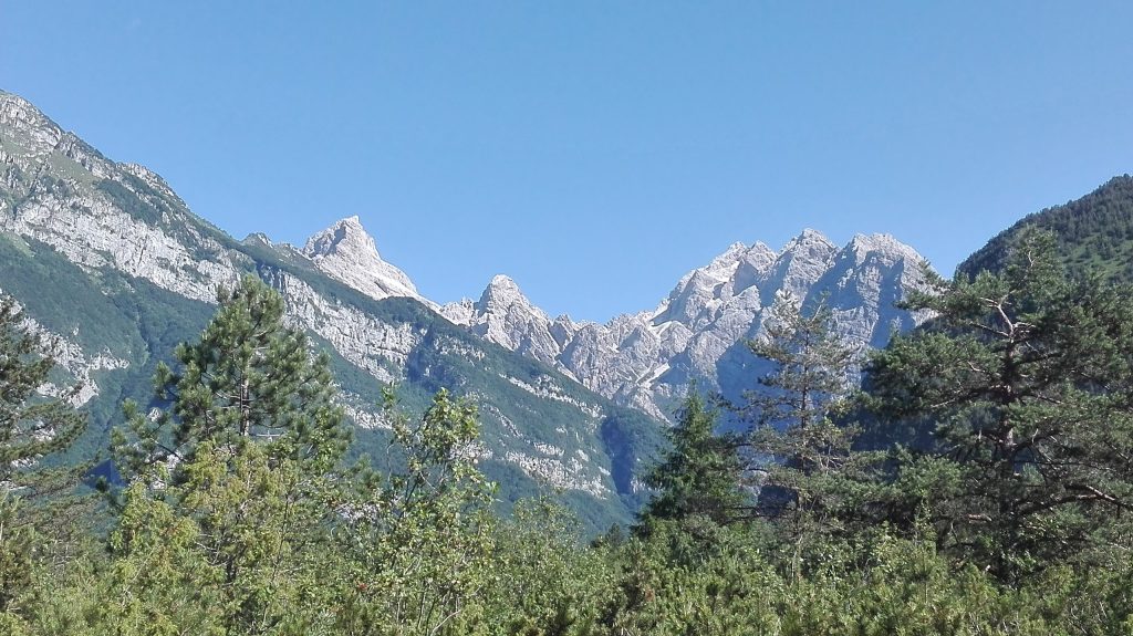 Il Duranno e la Cima dei Preti visti dalla Piana di Pinedo, Cimolais - Foto Wikimedia Commons @Pravdo