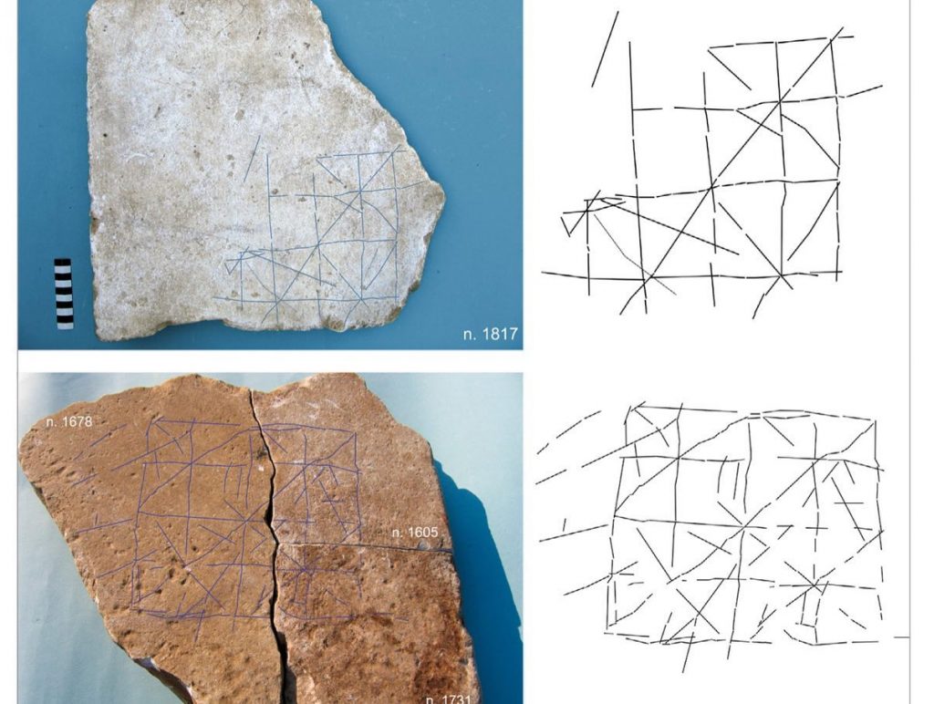 Primi confronti per identificare il gioco - - Foto FB Progetto Archeologico Piuro