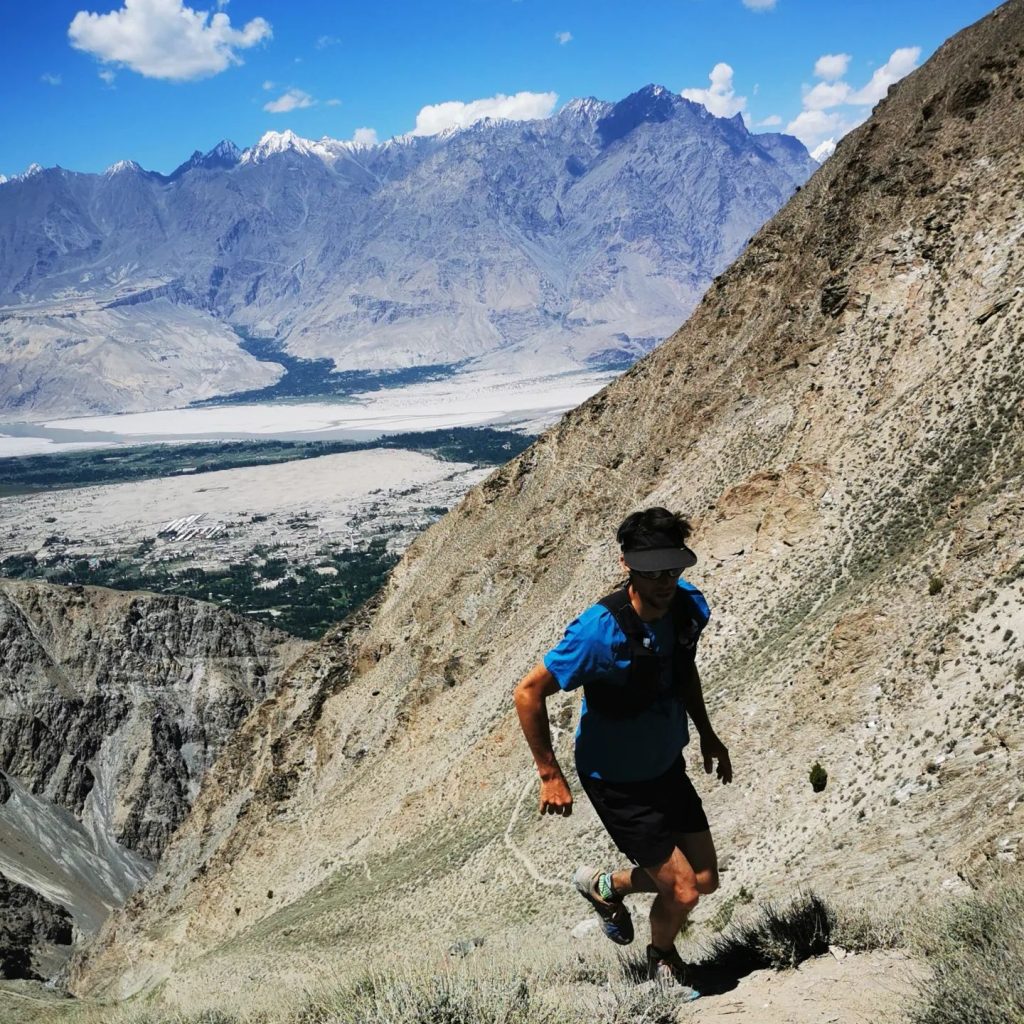 Benjamin Védrines in allenamento attorno a Skardu