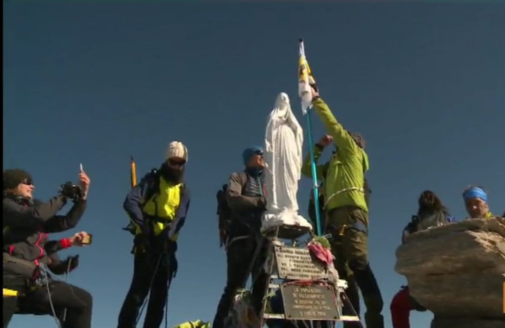 Il posizionamento della bandiera il 18 giugno 2022 - Foto FB Parco Nazionale Gran Paradiso
