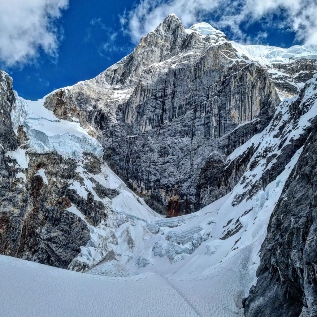 Siula Grande, parete Est. Foto Marc Toralles e Bru Busom