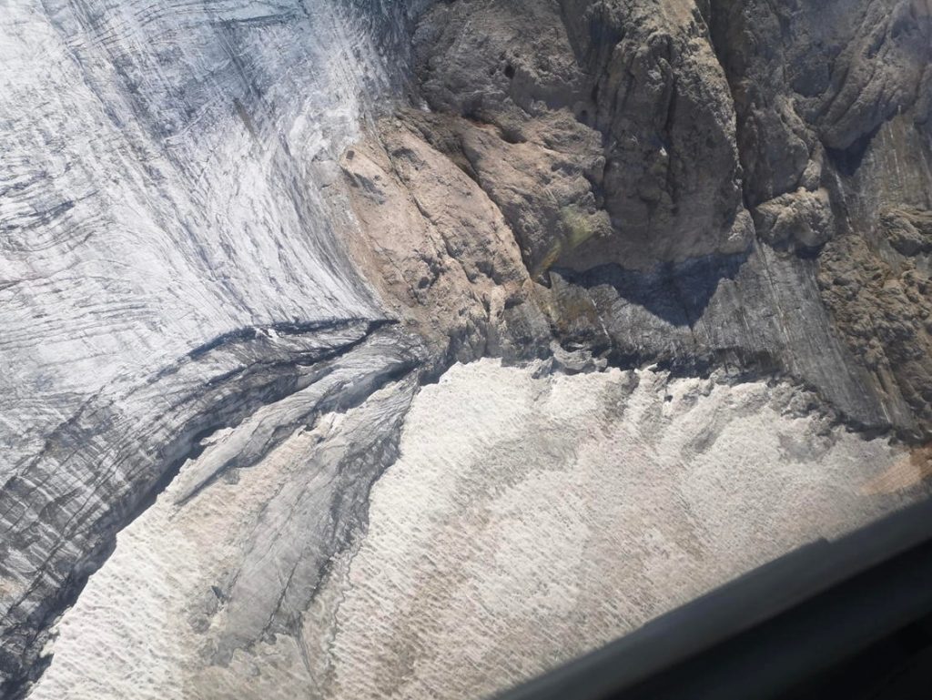 Il crepaccio osservato speciale dal 17 luglio in Marmolada - Foto FB Corpo Nazionale Soccorso Alpino e Speleologico - CNSAS