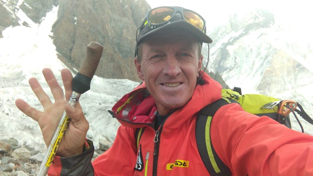 Denis Urubko in zona campo base del K2. Foto Urubko