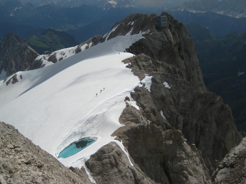Il laghetto effimero immortalato nel luglio 2009 sul ghiacciaio della Marmolada - Foto FB Roberto Povoleri