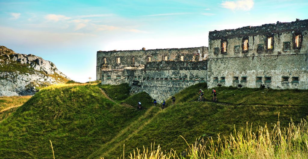 Tra il 1881 e il 1895 sul Colle Tenda e nell’Alta Valle del Roia furono costruite sei opere fortificate per proteggere il territorio italian da eventuali assalti francesi: Forte Alto (Fort Central, sopra), Forte della Margheria, Forte Taborda, Forte Pernante, Forte Giaura e Forte Pepino. Foto ROBERTO CROCI - ARCHIVIO CONITOURS