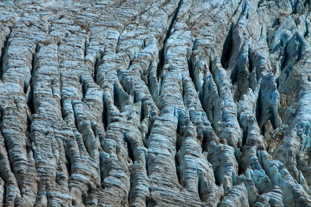 Crepacci sulla superficie di una ghiacciaio. Foto wikimedia commons