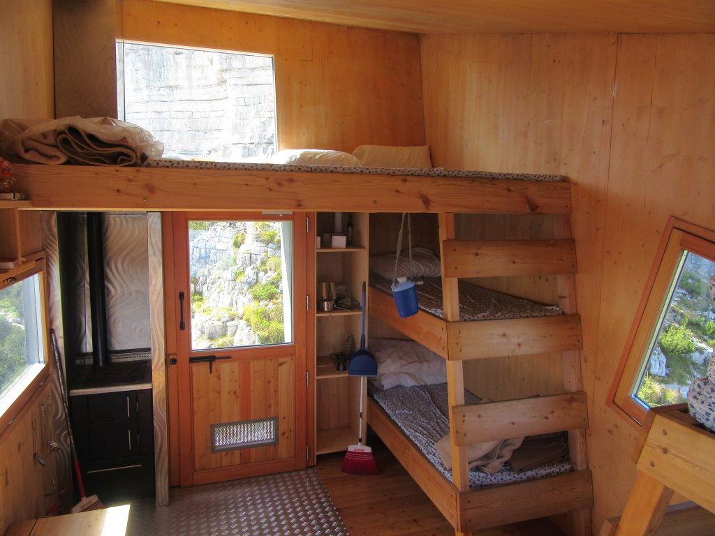 Interno bivacco Vigolana - Foto Wikimedia Commons @Claudio Raffaelli