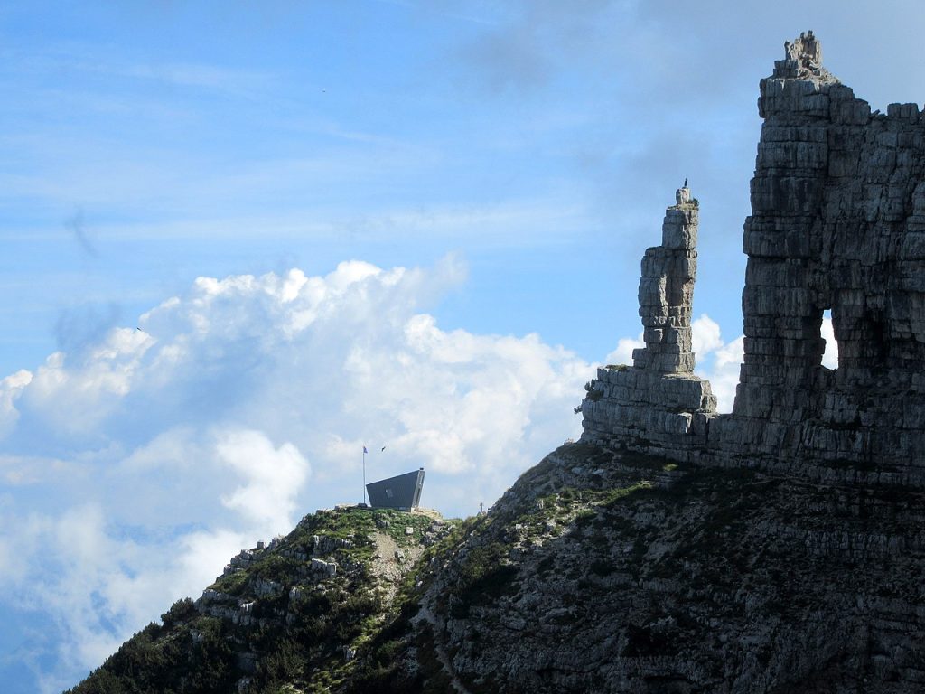 Bivacco Vigolana - Foto Wikimedia Commons @Claudio Raffaelli