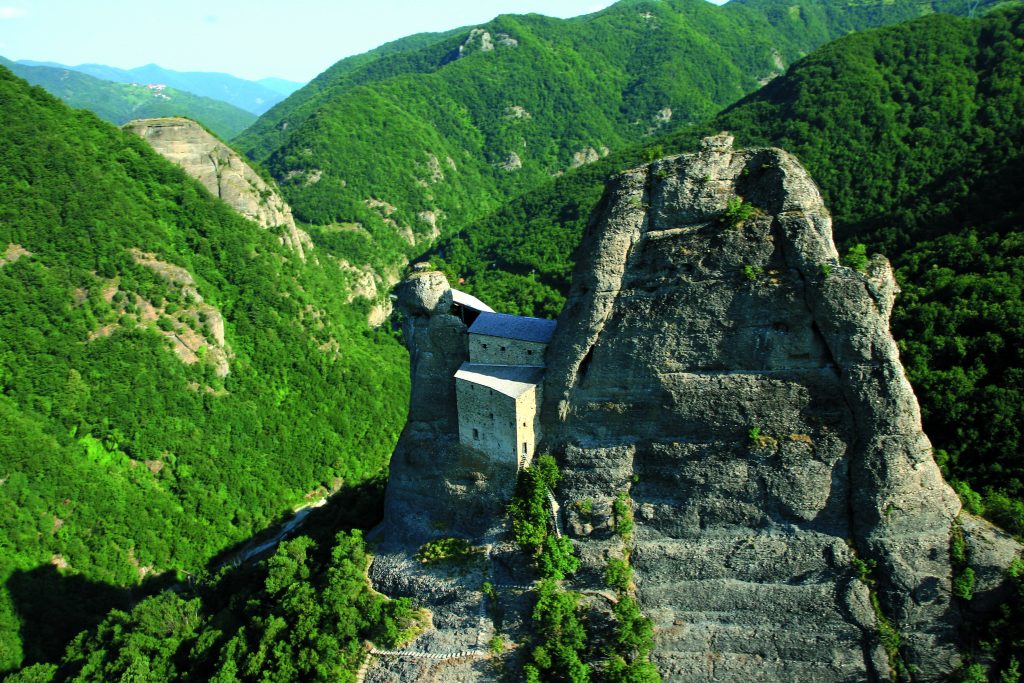 Sulla provinciale che s’incunea nella gola scavata dal torrente Vobbia si può scorgere il Castello della Pietra, capolavoro di architettura castellana ligure. Anche se le mura si trovano strette tra due grandi torrioni di puddinga, l’appellativo dell’architettura difensiva medioevale deriva dal nome della famiglia della Pietra che ne fu proprietaria fino al 1518. Foto PARCO NATURALE REGIONALE DELL’ANTOLA