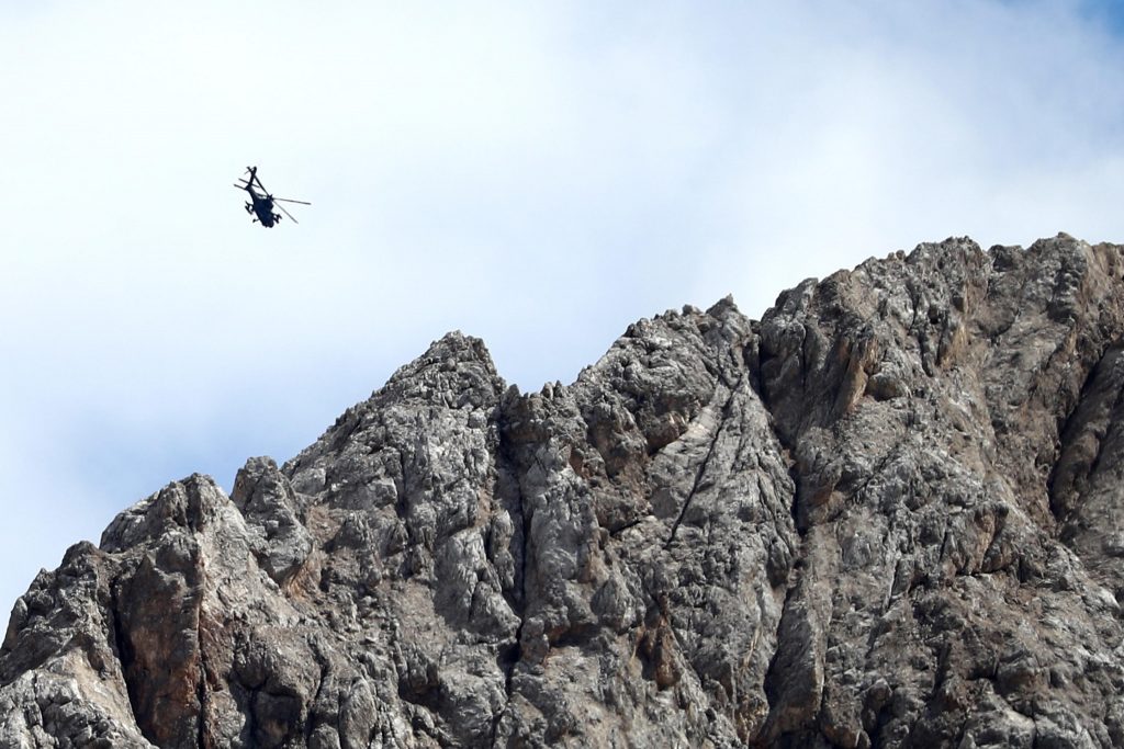 Un elicottero militare sorvola le zone della valanga sul ghiacciaio della Marmolada a Canazei, 05 luglio 2022. ANSA/ANDREA SOLERO