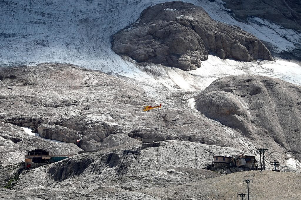 Un elicottero durante le ricerche delle persone coinvolte nella valanga sul ghiacciaio della Marmolada a Canazei, 05 luglio 2022. ANSA/ANDREA SOLERO
