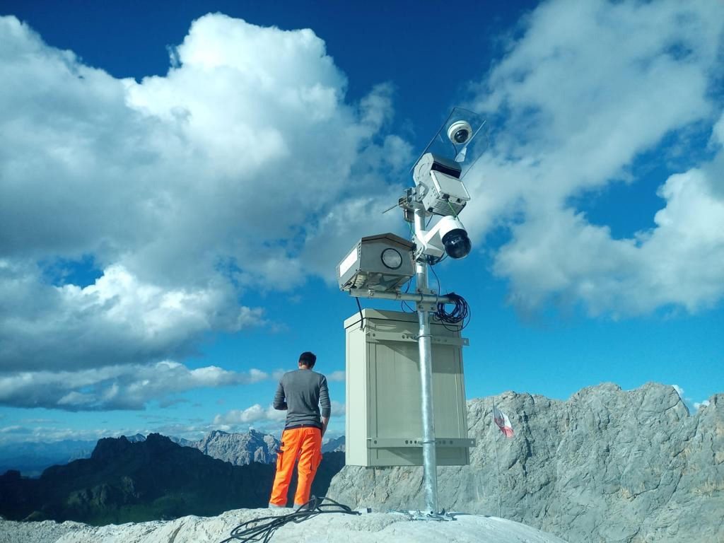 Sono operativi e per ora non hanno registrato movimenti i tre radar installati al Rifugio Marmolada dal Dipartimento Protezione civile, foreste e fauna della Provincia autonoma di Trento con la supervisione del geologo Nicola Casagli. La strumentazione permetterà di capire cosa sta succedendo e di fornire una maggiore sicurezza agli operatori che stanno portando avanti le operazioni di recupero, Trento, 6 Luglio 2022. ANSA/UFFICIO STAMPA PROVINCIA DI TRENTO