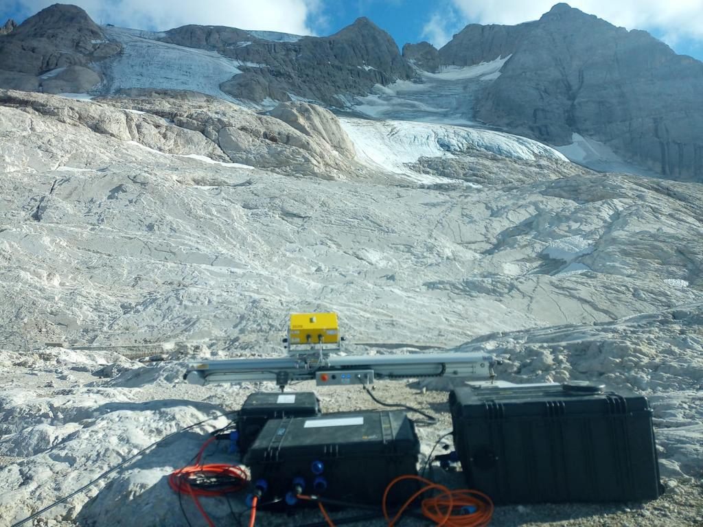 Sono operativi e per ora non hanno registrato movimenti i tre radar installati al Rifugio Marmolada dal Dipartimento Protezione civile, foreste e fauna della Provincia autonoma di Trento con la supervisione del geologo Nicola Casagli. La strumentazione permetterà di capire cosa sta succedendo e di fornire una maggiore sicurezza agli operatori che stanno portando avanti le operazioni di recupero, Trento, 6 Luglio 2022. ANSA/UFFICIO STAMPA PROVINCIA DI TRENTO