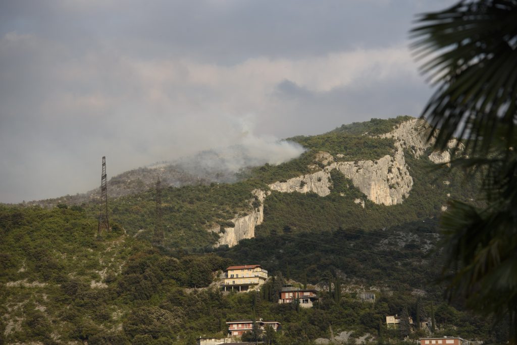 Incendio a Nago - Foto ANSA (Credit Image: © Aleksander Kalka/ZUMA Press Wire)