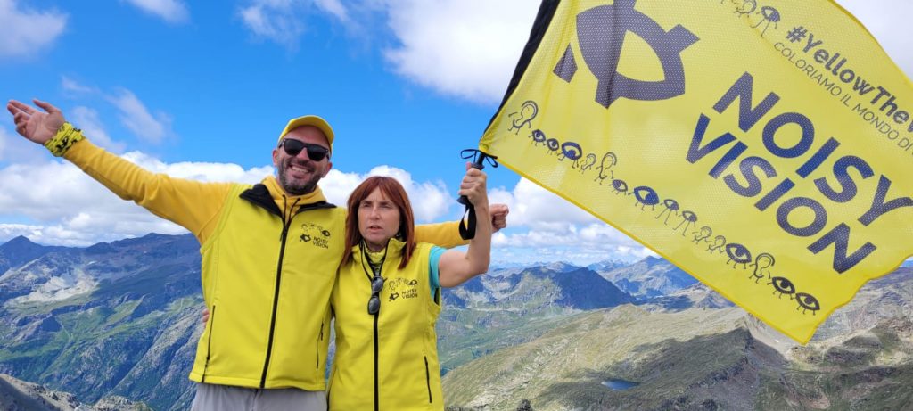 Dario e Pompea con la bandiera di Noisy Vision