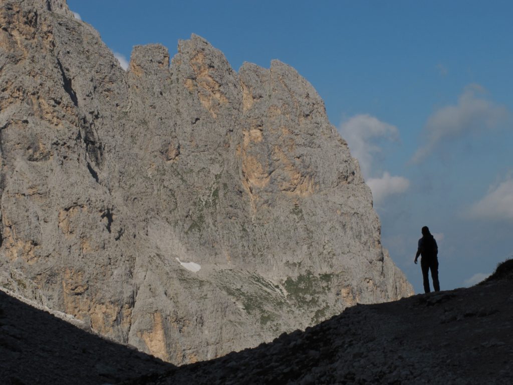 Discesa nel Vallone del Sassolungo. Foto Stefano Ardito