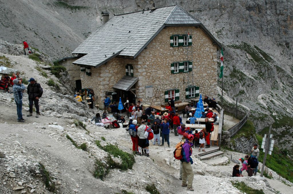 Escursionisti al rifugio Vicenza. Foto Stefano Ardito