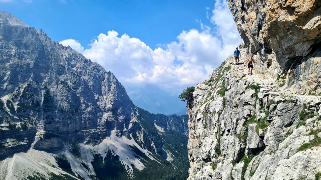 Escursionisti verso il Rifugio Brentei 