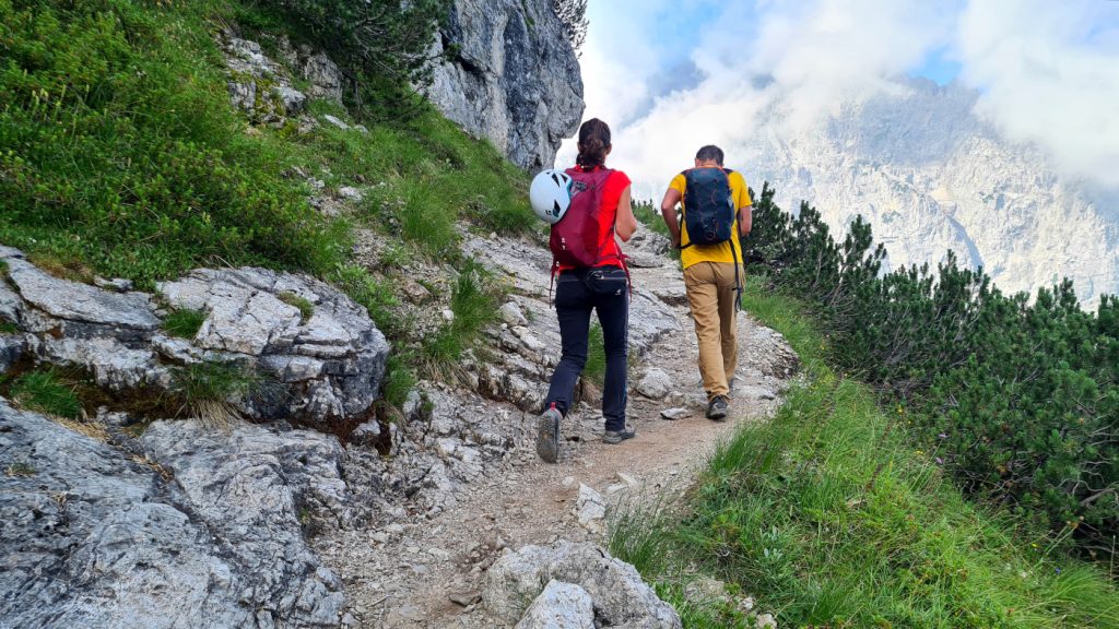 Escursionisti verso il Rifugio Brentei 