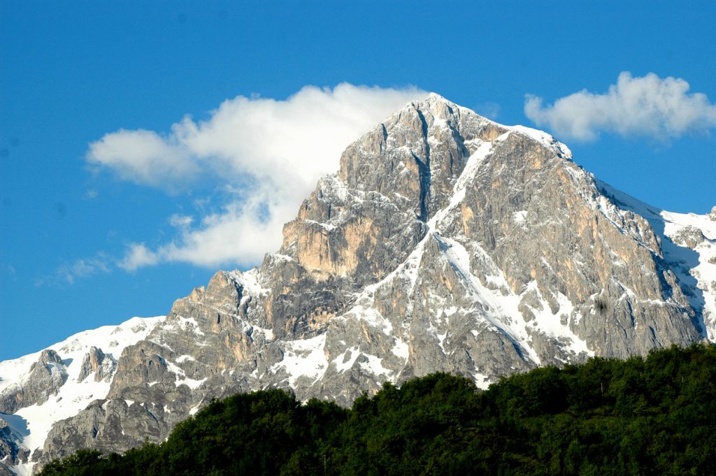 Il Paretone in primavera, con la neve che rende evidente la Via Iannetta