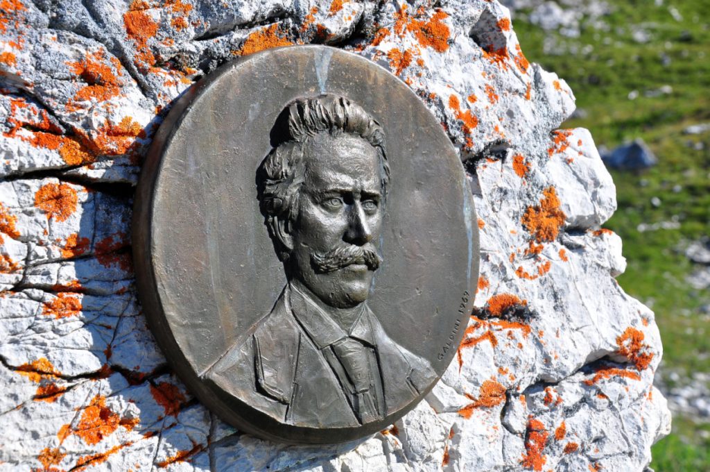 Il medaglione che ricorda Paul Grohmann