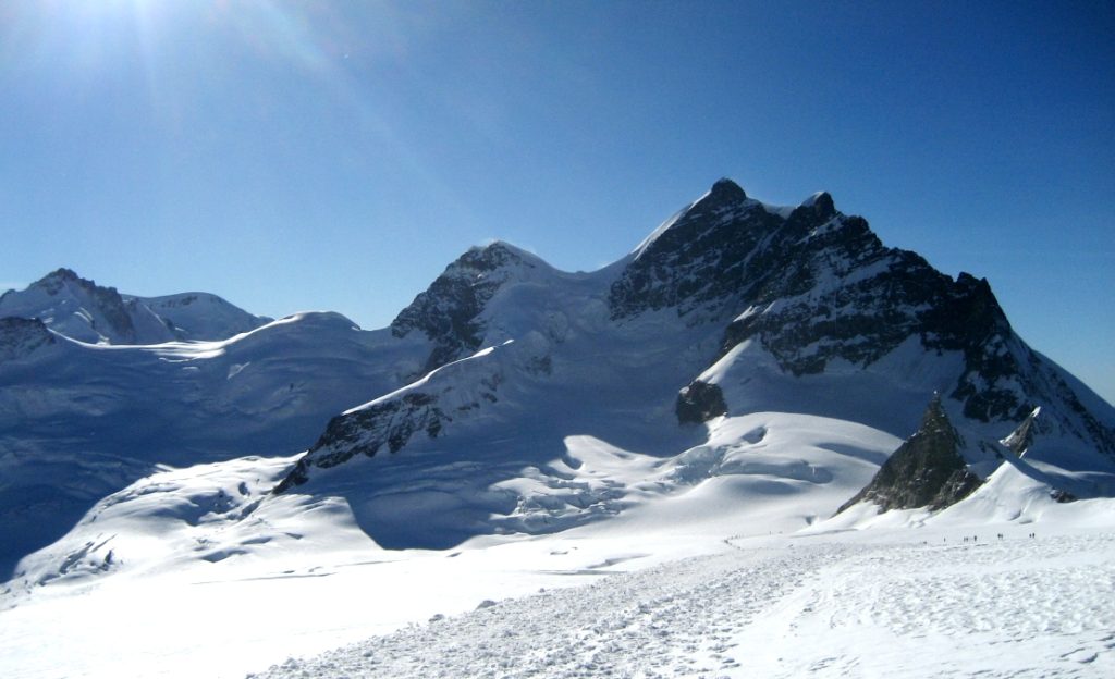 La Jungfrau a destra ed al centro il Rottalhorn. La via normale passa al colle tra le due vette. Foto wikimedia commons