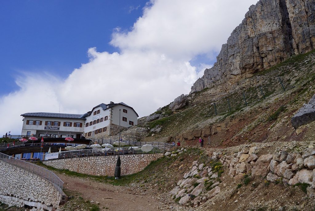 Rifugio Fronza alle Coronelle - Foto Wikimedia Commons @FkMohr