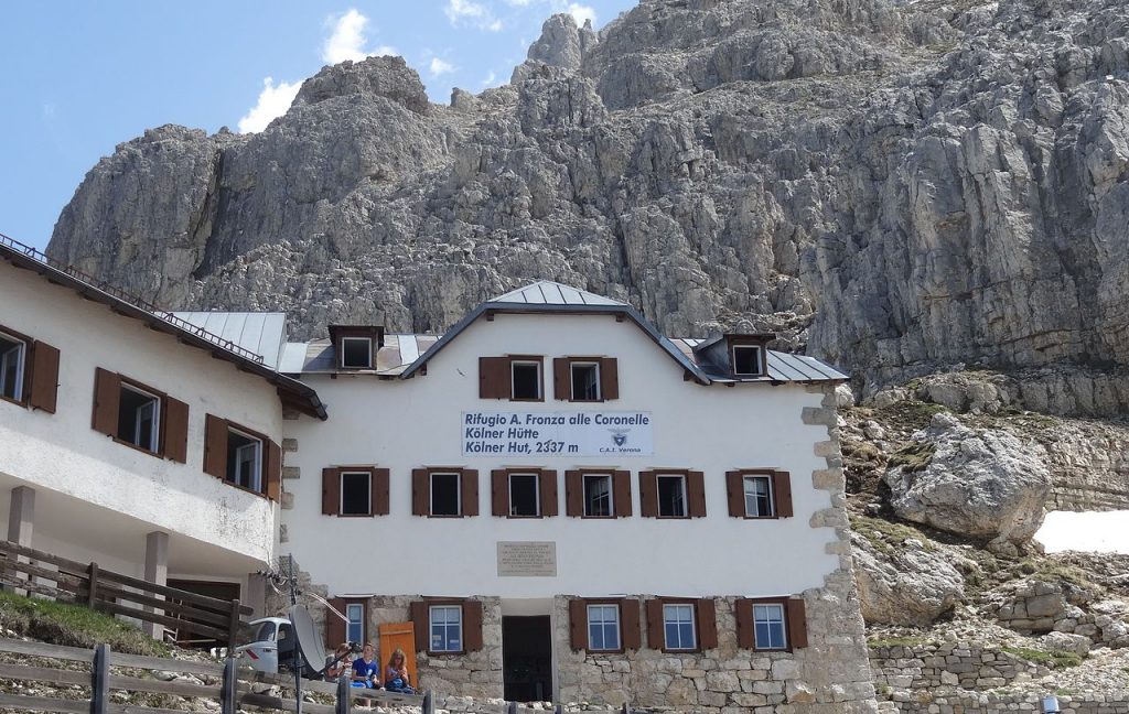 Rifugio Fronza alle Coronelle - Foto Wikimedia Commons @Cm95