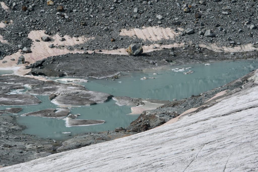 Laghetti di fusione presso la Britannia Hutte (Alpi Pennine)