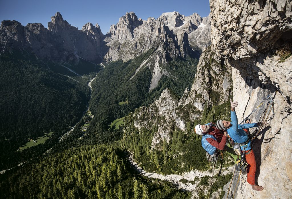 Manolo a piedi nudi su Bebe forever (7c), aperta con Narci Simion nel 2018 sulla falesia di Tacca Bianca. Foto 74 Montagne Montagne 75
Matteo Mocellin/Storytellerlabs