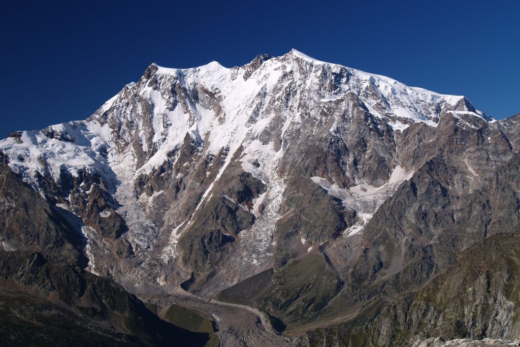 Parete est del Monte Rosa da Macugnaga. foto via wikimedia commons 