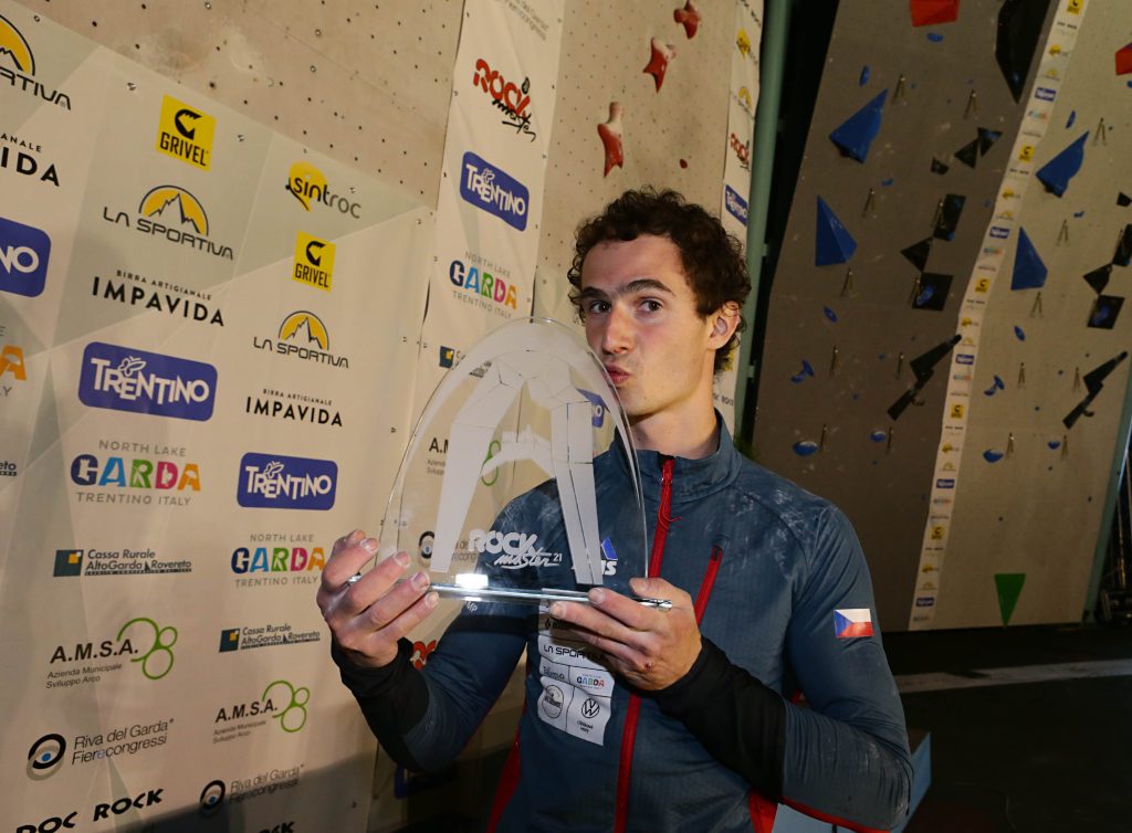 Adam Ondra con il trofeo del Rock Master - Newspower.it