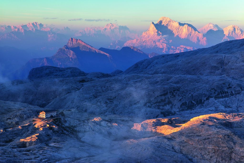 Il rifugio Rosetta (2581 m), capolinea di partenza
e arrivo del Palaronda Trek. Foto iStock/Getty