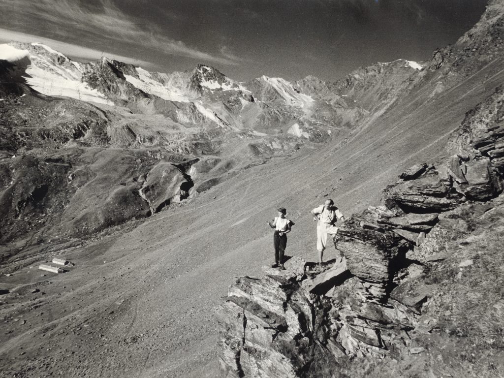 RENZO VIDESOTT. Cogne, Valnontey; studioso tedesco e la moglie in zona Lauson.17 settembre 1957Gelatina sali d’argento/ cartaTorino, Archivio Ente Parco Nazionale Gran Paradiso.