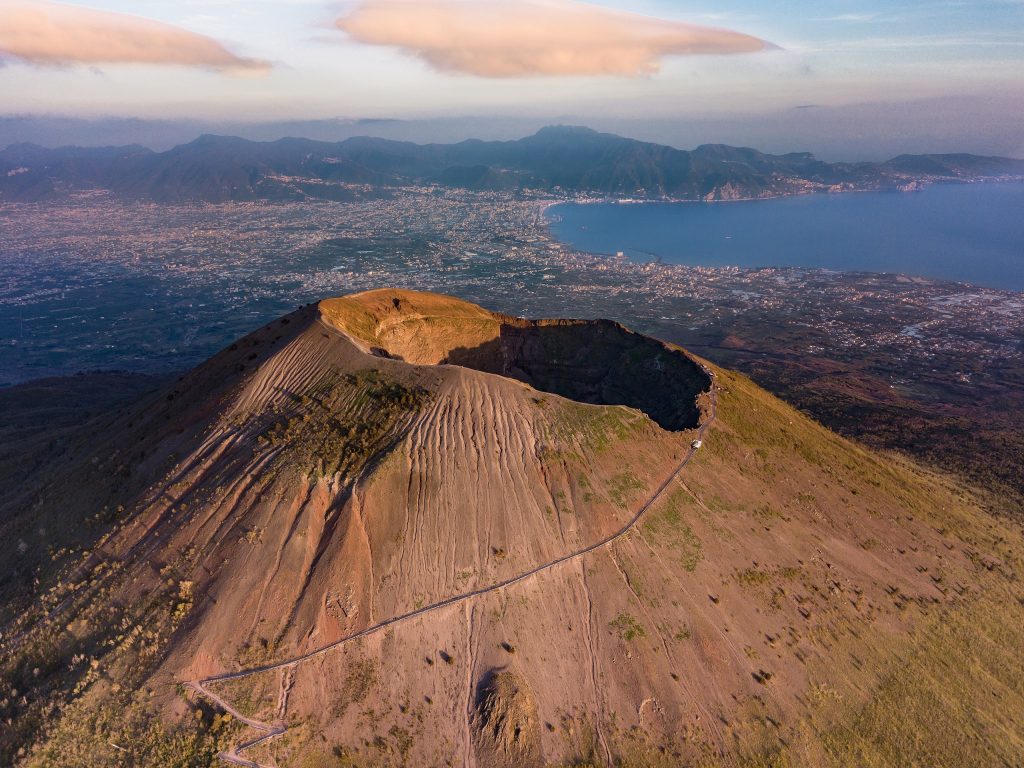 Cono del Vesuvio - Foto Wikimedia Commons @The Dronaut