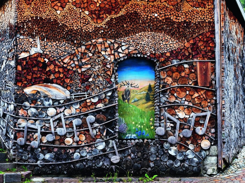 Una delle 25 installazioni del percorso artistico Cataste e Canzei, che
si snoda tra vicoli
e piazze di Mezzano di Primiero. Il paese fa parte dei Borghi più belli d’Italia. Foto Franco Cogoli