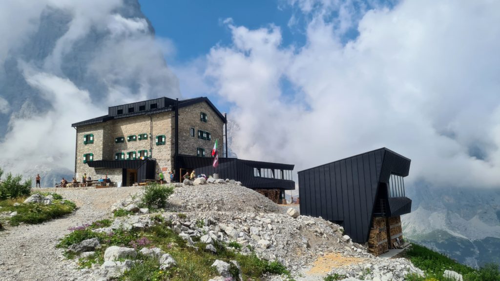 Rifugio Brentei, a destra il bivacco invernale