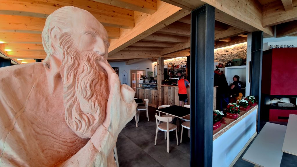 Rifugio Brentei, la nuova sala da pranzo con la statua di Bruno Detassis