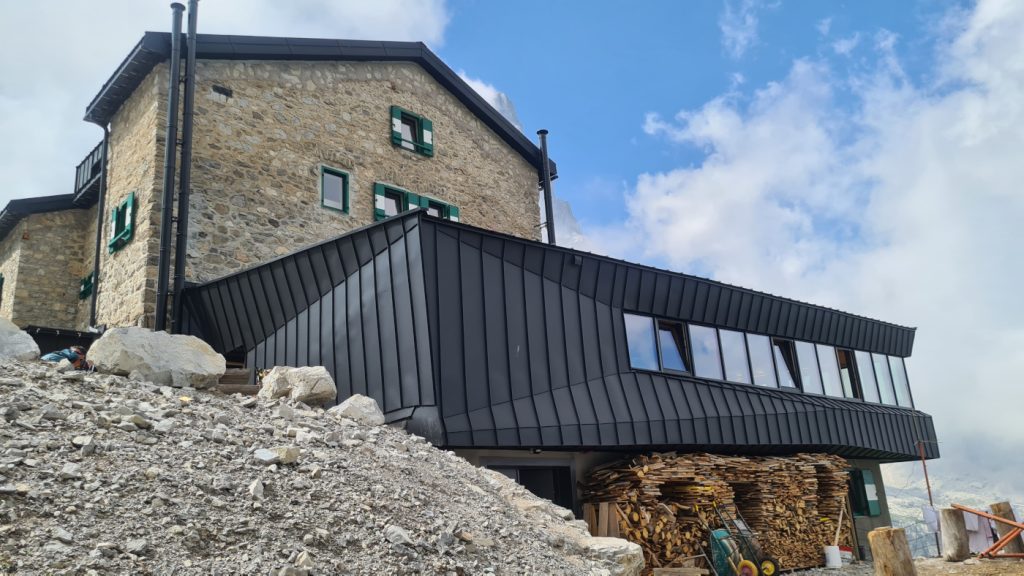 Rifugio Brentei, la sala da pranzo dall