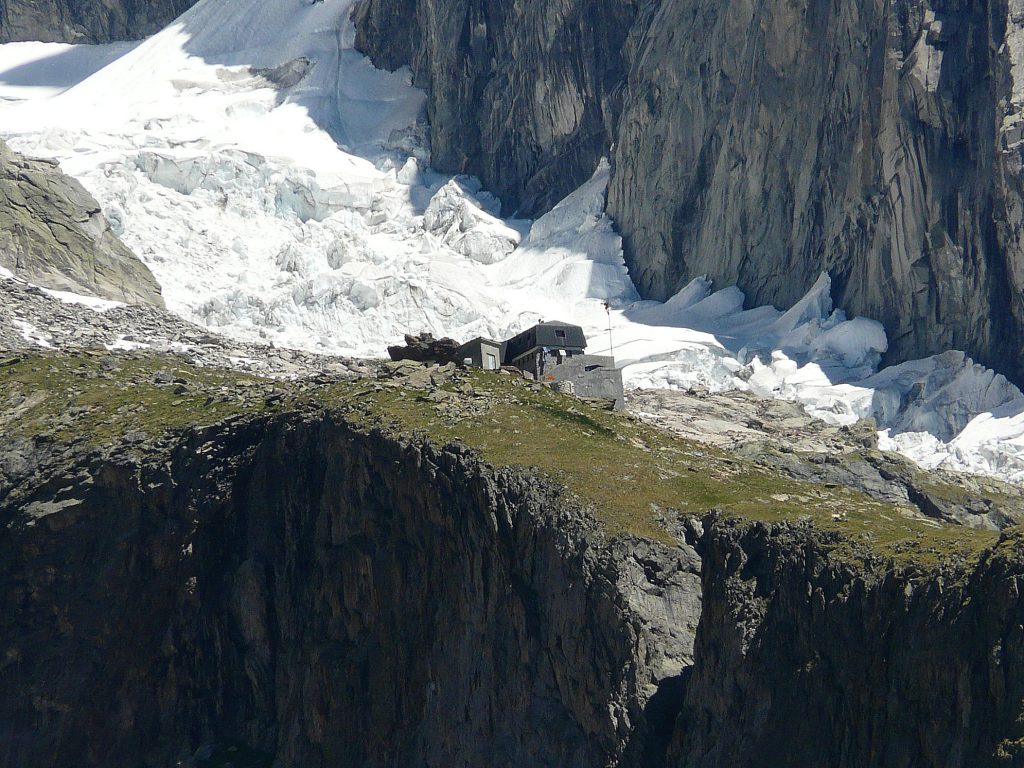 Rifugio Monzino, con ghiacciaio Frêney sul fondo. Foto wikimedia commons 
