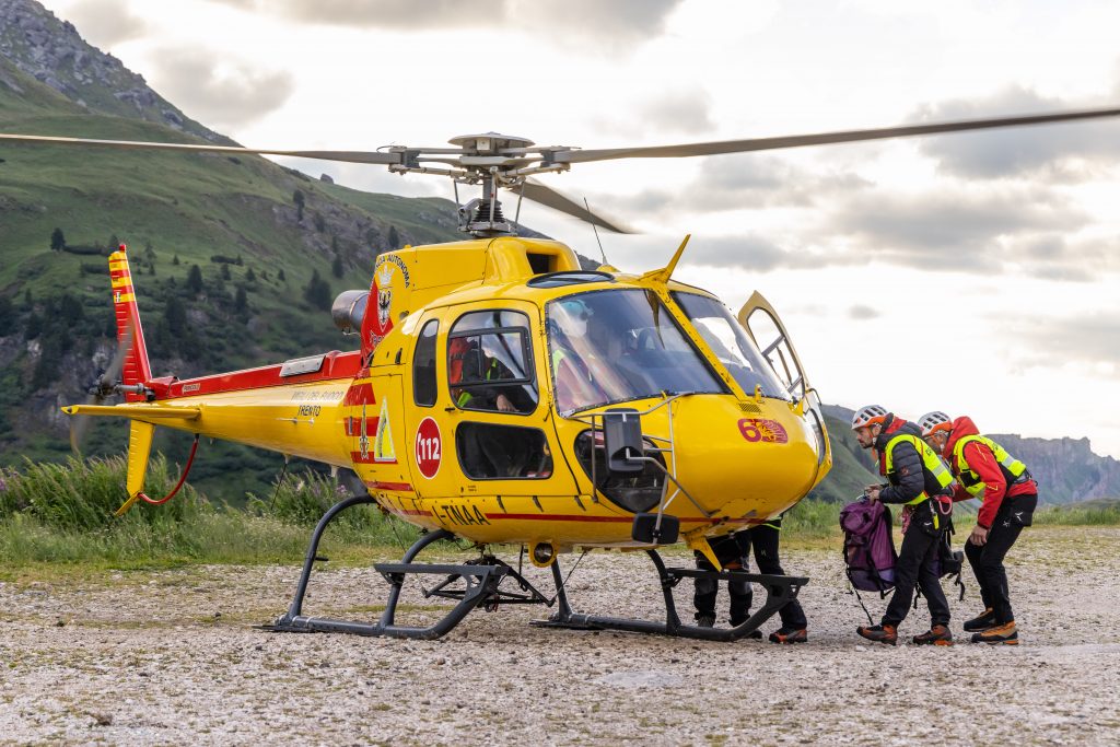 Squadre di ricerca di terra in partenza
- Vigili del fuoco permanenti di trento
-Soccorso alpino e speleologico trentino
- Guardia di finanza con le unità cinofile
- Centro addestramento alpino della polizia di Moena
- Carabinieri soccorso alpino
Canazei - Marmolada 07 luglio 2022
Ore 5.00 am - 8.30 am
Foto: Daniele Paternoster