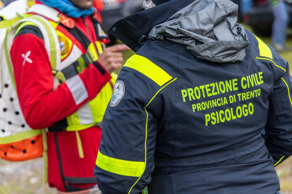 Squadre di ricerca di terra in partenza
- Vigili del fuoco permanenti di trento
-Soccorso alpino e speleologico trentino
- Guardia di finanza con le unità cinofile
- Centro addestramento alpino della polizia di Moena
- Carabinieri soccorso alpino
Canazei - Marmolada 07 luglio 2022
Ore 5.00 am - 8.30 am
Foto: Daniele Paternoster