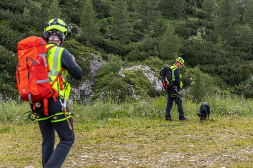 Squadre di ricerca di terra in partenza
- Vigili del fuoco permanenti di trento
-Soccorso alpino e speleologico trentino
- Guardia di finanza con le unità cinofile
- Centro addestramento alpino della polizia di Moena
- Carabinieri soccorso alpino
Canazei - Marmolada 07 luglio 2022
Ore 5.00 am - 8.30 am
Foto: Daniele Paternoster