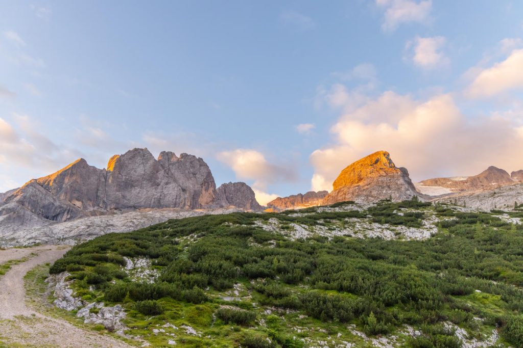 Squadre di ricerca di terra in partenza
- Vigili del fuoco permanenti di trento
-Soccorso alpino e speleologico trentino
- Guardia di finanza con le unità cinofile
- Centro addestramento alpino della polizia di Moena
- Carabinieri soccorso alpino
Canazei - Marmolada 07 luglio 2022
Ore 5.00 am - 8.30 am
Foto: Daniele Paternoster