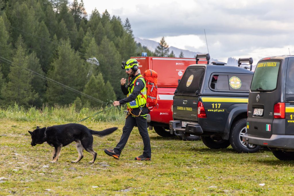 Squadre di ricerca di terra in partenza
- Vigili del fuoco permanenti di trento
-Soccorso alpino e speleologico trentino
- Guardia di finanza con le unità cinofile
- Centro addestramento alpino della polizia di Moena
- Carabinieri soccorso alpino
Canazei - Marmolada 07 luglio 2022
Ore 5.00 am - 8.30 am
Foto: Daniele Paternoster
