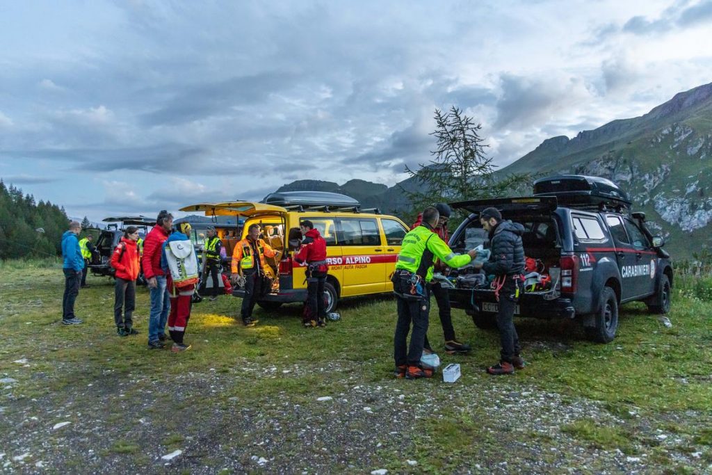 Squadre di ricerca di terra in partenza
- Vigili del fuoco permanenti di trento
-Soccorso alpino e speleologico trentino
- Guardia di finanza con le unità cinofile
- Centro addestramento alpino della polizia di Moena
- Carabinieri soccorso alpino
Canazei - Marmolada 07 luglio 2022
Ore 5.00 am - 8.30 am
Foto: Daniele Paternoster