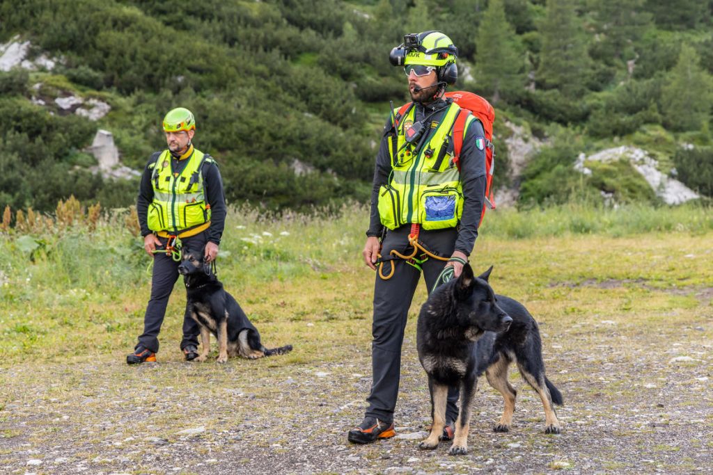 Squadre di ricerca di terra in partenza
- Vigili del fuoco permanenti di trento
-Soccorso alpino e speleologico trentino
- Guardia di finanza con le unità cinofile
- Centro addestramento alpino della polizia di Moena
- Carabinieri soccorso alpino
Canazei - Marmolada 07 luglio 2022
Ore 5.00 am - 8.30 am
Foto: Daniele Paternoster